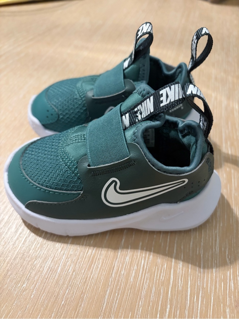 Nike Kids Green & White Hook-and-Loop Sneakers 5C